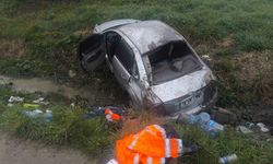 Bursa'da taklalar atan otomobil tarlaya uçtu: 3 yaralı