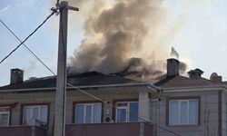 Bursa'nın İnegöl ilçesinde apartmanın çatısı alev alev yandı
