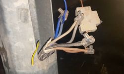 Cadde ve sokak aydınlatmaları için kurulan direklerden evlere kaçak elektrik hattı çektiler