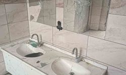 Cami tuvaleti vandalların hedefi oldu