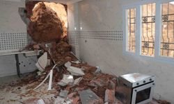 Cizre'de sağanak yağış heyelana neden oldu, dev kayalar evi yıktı