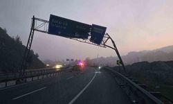 Damperi açılan tır trafik levhasına çarptı: 1 yaralı