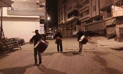 Diyarbakır'da 40 yıldır halay davulu çalarak sahura uyandırıyorlar