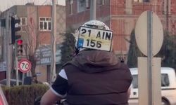 Diyarbakır'da ilginç görüntü: Düşen plakasını kaskına bantlayıp trafikte ilerledi