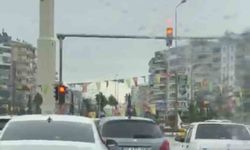 Diyarbakır'da sağanak nedeniyle cadde ve sokaklar adeta göle döndü