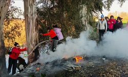 Doğaseverler kanal kenarında çıkan yangını söndürdü