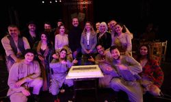 Dünya tiyatro gününde sahne çiçek bahçesine döndü