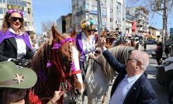 Edremit'te Kadınlar Günü'nde atlı kortej