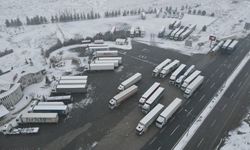 Erzincan'da kar yağışı ulaşımı aksattı