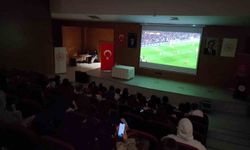 Eskişehirli öğrenciler milli heyecanı omuz omuza yaşadı