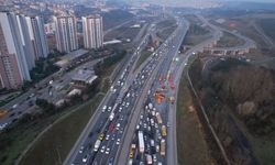 Eyüpsultan TEM'de zincirleme trafik kazası: Hafriyat kamyonu devrildi, iki araç bariyerlere çarptı