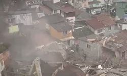 Fatih'te çöken binadan dumanların yükseldiği anlar kameraya yansıdı