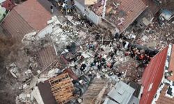 Fatih'te henüz bilinmeyen bir nedenle bina çöktü. Olay yerine itfaiye ekipleri sevk edildi.