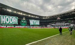 Futbolcu olamadılar ama tribünleri pankartlarıyla renklendiriyorlar