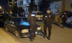 Gece yarısı kornası takılı kalan araç mahalleyi ayağa kaldırdı