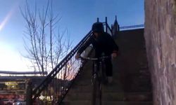 Gençlerin bisikletle merdivenler üzerindeki gösterisi nefes kesti