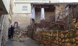 Gercüş'te sağanak yağışlara dayanamayan ev çöktü