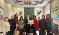 Gökçeadalı kadınlardan Kaymakam Acar'a el emeği hediyesi