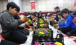 Gönüllere dokunan imam: Çocuklarla hazırladıkları çiçeklerle herkesi camiye davet ediyor