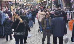 Güneşli havayı fırsat bilen vatandaşlar çarşıya akın etti