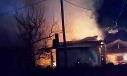 Hisarcık'ta çıkan yangında ev ve samanlık tamamen yandı