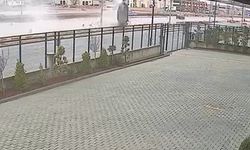 Hızla su birikintisine giren otomobil takla attı