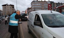 İftar vakti yolda olan sürücülere iftarlık dağıttılar