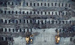 İran Dışişleri Bakanı Arakçi ilkokula düzenlenen saldırıda ölen çocuklar için kazılan mezarları paylaştı