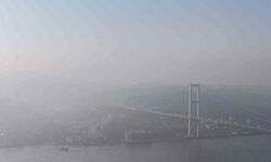 İstanbul güne sisle uyandı: Edirnekapı'da sis bulutları arasında dalgalanan Türk Bayrağı görsel şölen sundu