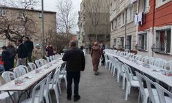 İstanbul'da komşuluk geleneğini sürdüren mahalle aynı sofrada 11'inci kez iftar yaptı