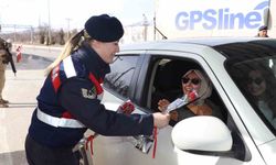 Jandarma kadınlara karanfil verdi