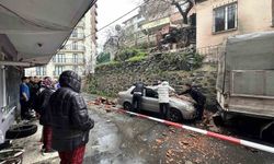 Kağıthane'de bahçe duvarı aracın üzerine devrildi