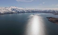 Kar, güneş ve maviliğin buluştuğu Hazar Gölü mest etti