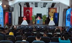 Karacasulu minikler Büyükşehir'in tiyatrosuyla eğlendi