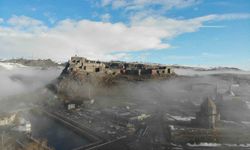 Kars Kalesi sis bulutları arasında kayboldu