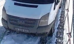 Kars'ta asma köprüde minibüs mahsur kaldı