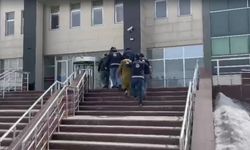 Kars'ta kamyonet kasasından 12 kaçak göçmen çıktı: 4 organizatör tutuklandı