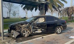 Kartal'da hafriyat kamyonuna çarpan araç durağa daldı: 2 yaralı