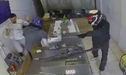 Kasklı hırsızlar tarafından 20 yıllık emeği olan 22 milyon TL'lik altını 3 dakikada çalınan kuyumcu, altınlarını teslim alıp ülkesine döndü