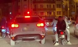 Kasksız şekilde motosiklete ters oturdu