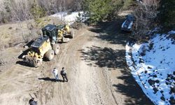 Kastamonu'da kışın hasar gören köy yollarında onarım mesaisi