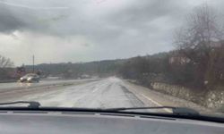 Kastamonu'da sağanak yağış sürücülere zor anlar yaşattı