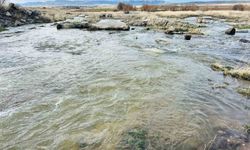 Kayseri'nin bir ilçesinde baharın habercisi dere suları akmaya başladı