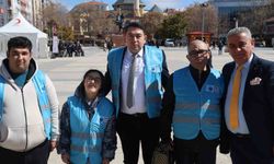 Kırşehir'de özel bireylerden kadınlara gül ve karanfil