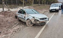 Kontrolden çıkan otomobil yol kenarına savruldu: 3 yaralı