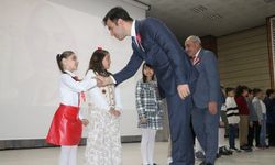 Küçük kız çocuğundan duygulandıran İstiklal Marşı performansı