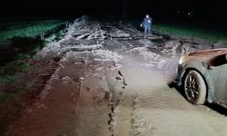 Kurtalan'da otomobil çamura saplandı