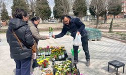 Kütahya Tavşanlı'da bayram öncesi mezarlıkta çiçek yoğunluğu