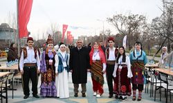 Manas Üniversitesi'nden 8 bin kişiye geleneksel sokak iftarı