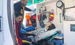 Manavgat'ta otomobil ile çarpışan motosikletli yaralandı